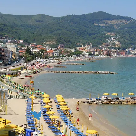 Marina - Pool And Parking Lux - Happy *