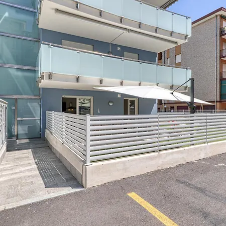 Marina - Pool And Parking Lux - Happy *